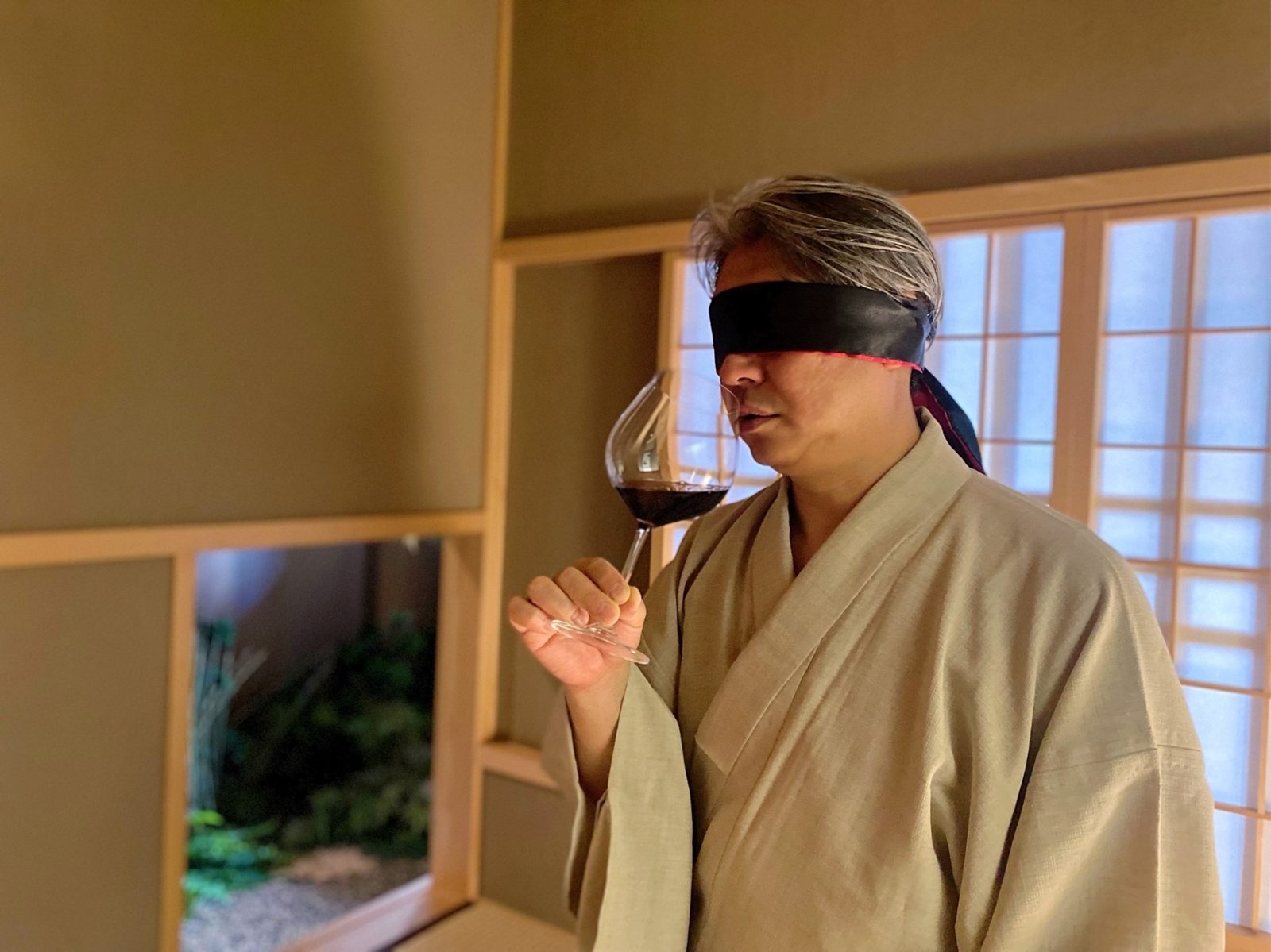 茶室で目隠しのままワインを味わう西田理一郎