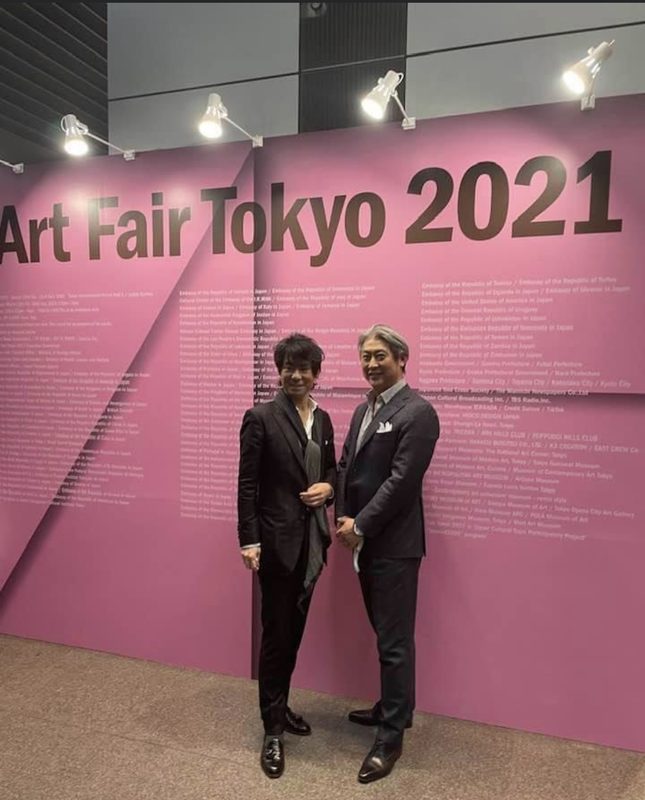 アートフェア東京2021の会場に立つ西田理一郎