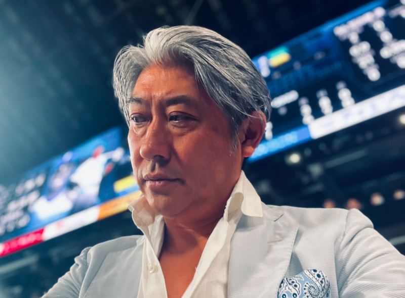 夜の球場で観戦する西田理一郎