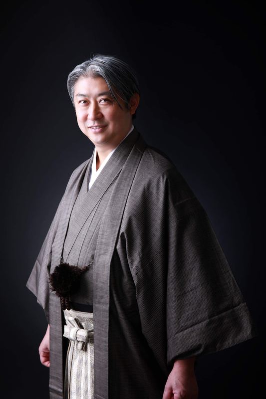 黒い着物姿の西田理一郎のポートレート