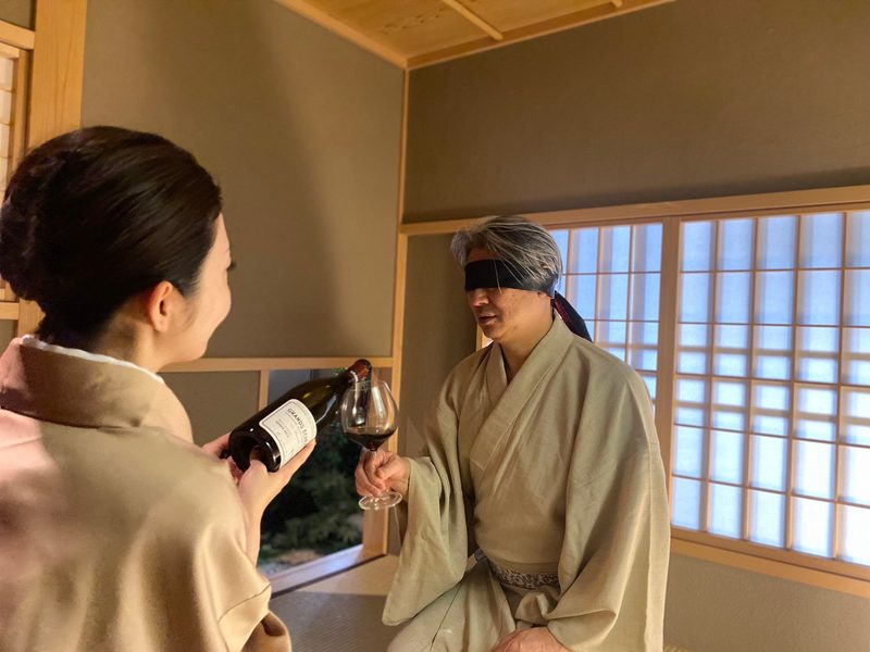 和室で目隠しをしてワインを味わう西田理一郎