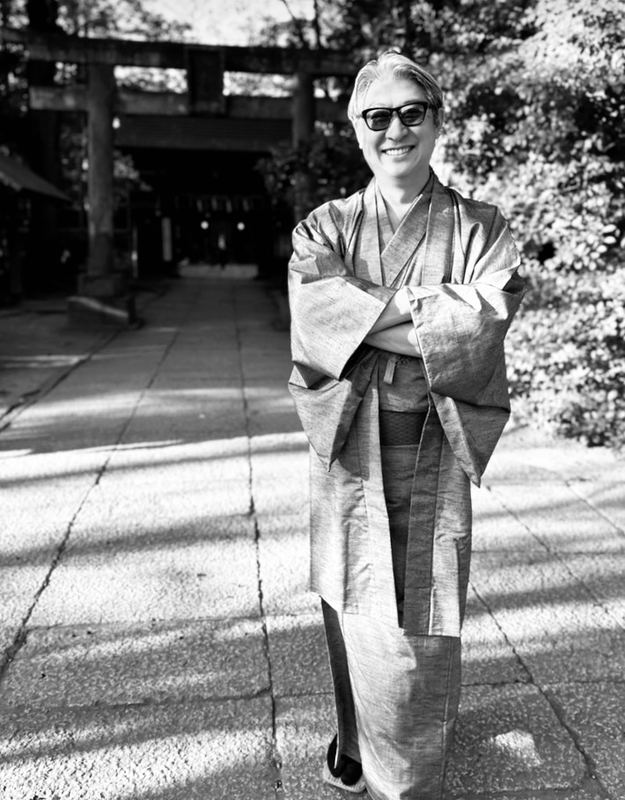 神社の参道に立つ着物姿の西田理一郎（モノクロ）