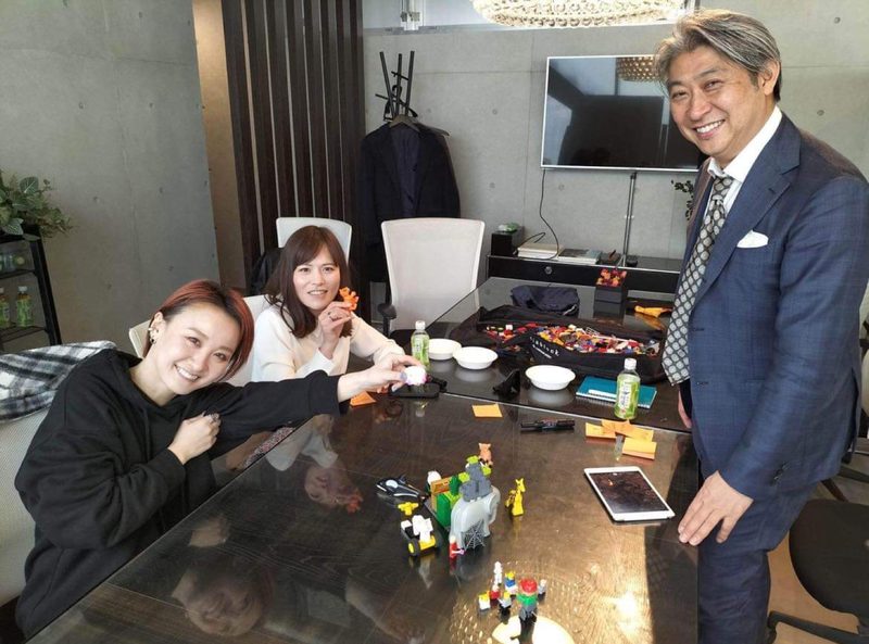 オフィスでゲストと語らう西田理一郎