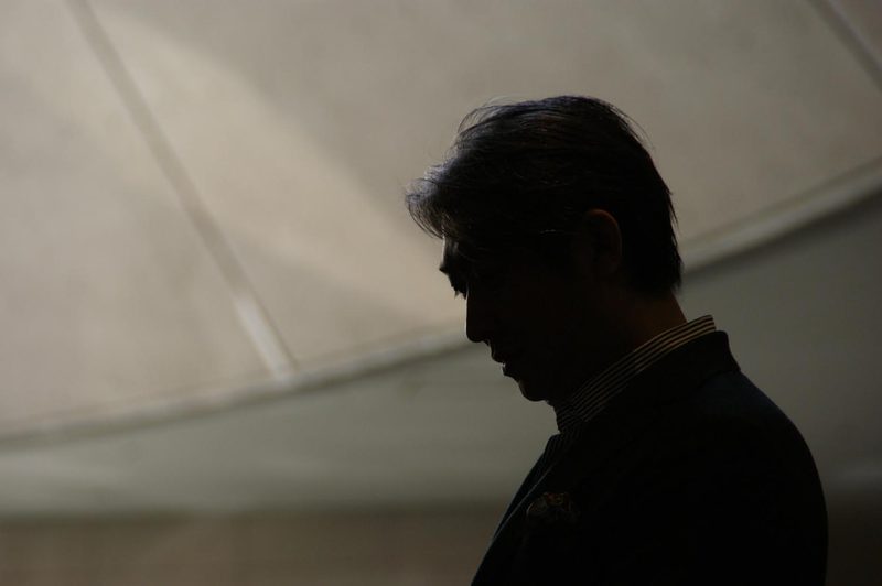 影の中に浮かぶ西田理一郎の横顔