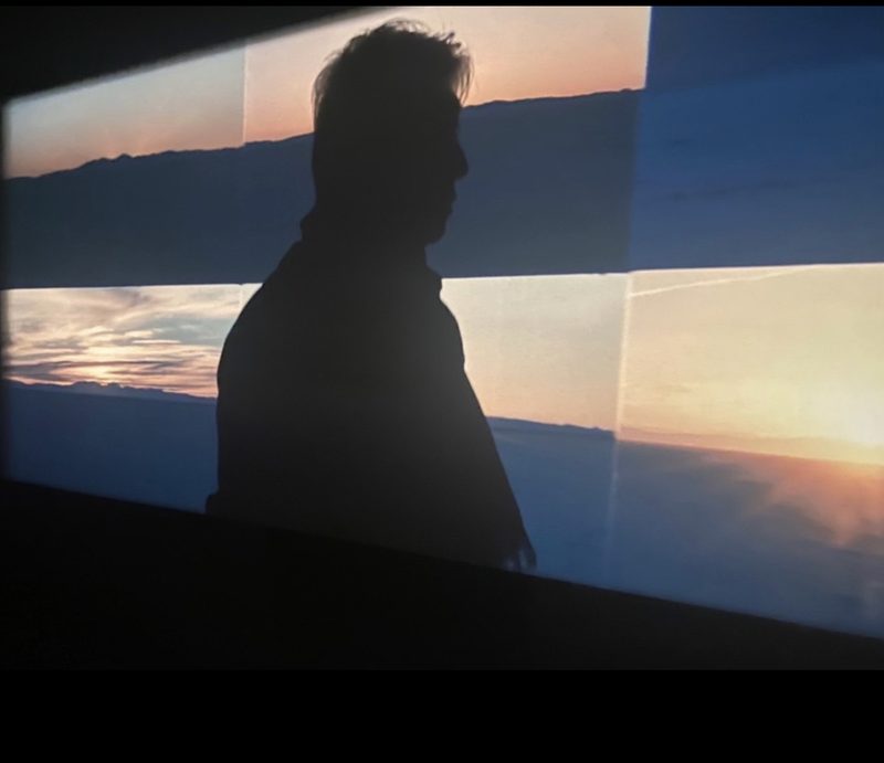 夕景に浮かぶ西田理一郎のシルエット