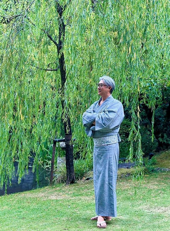 柳の木の下に立つ浴衣姿の西田理一郎