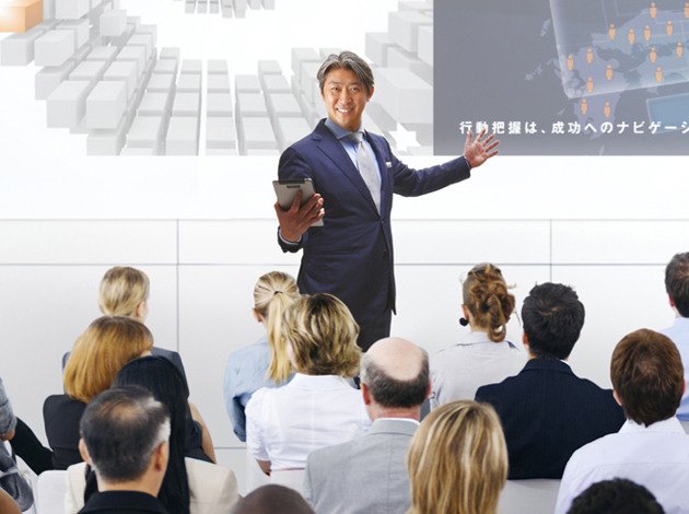 大勢の聴衆を前に講演する西田理一郎