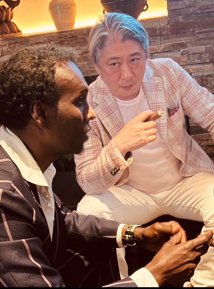葉巻を手に、客人と向き合う西田理一郎