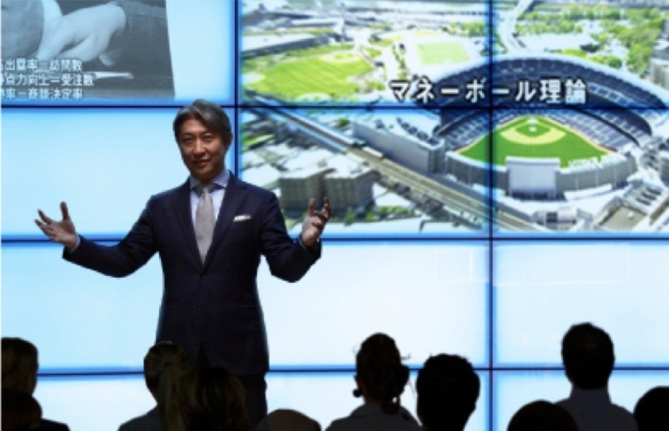 「マネーボール理論」のスクリーンの前で語る西田理一郎