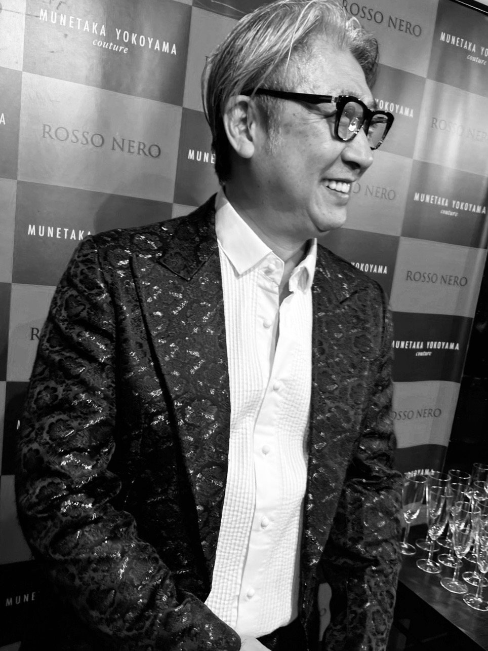 ジャカードのジャケットで笑う西田理一郎（モノクロ）