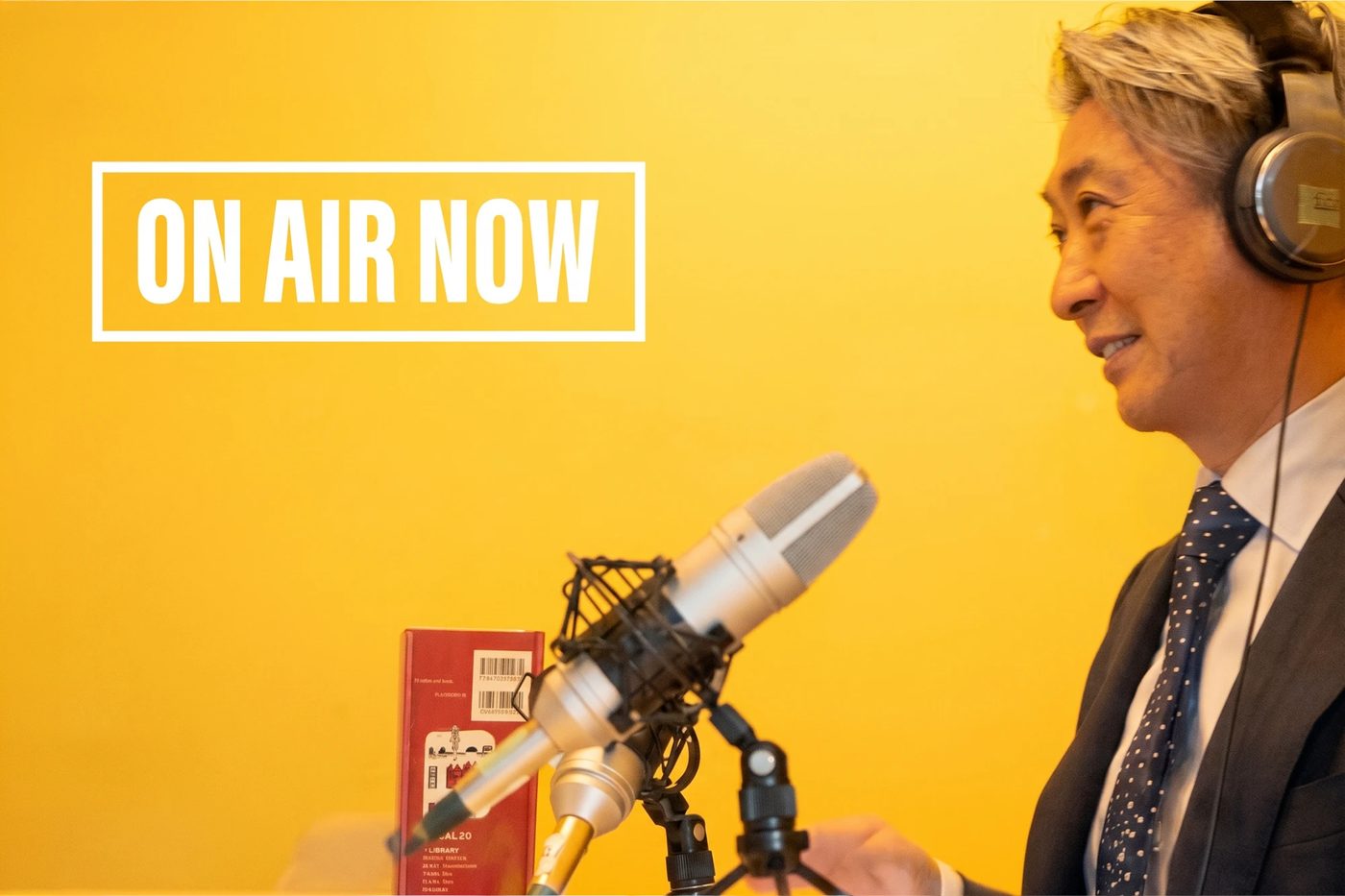 ON AIR NOW — マイクに向かう西田理一郎